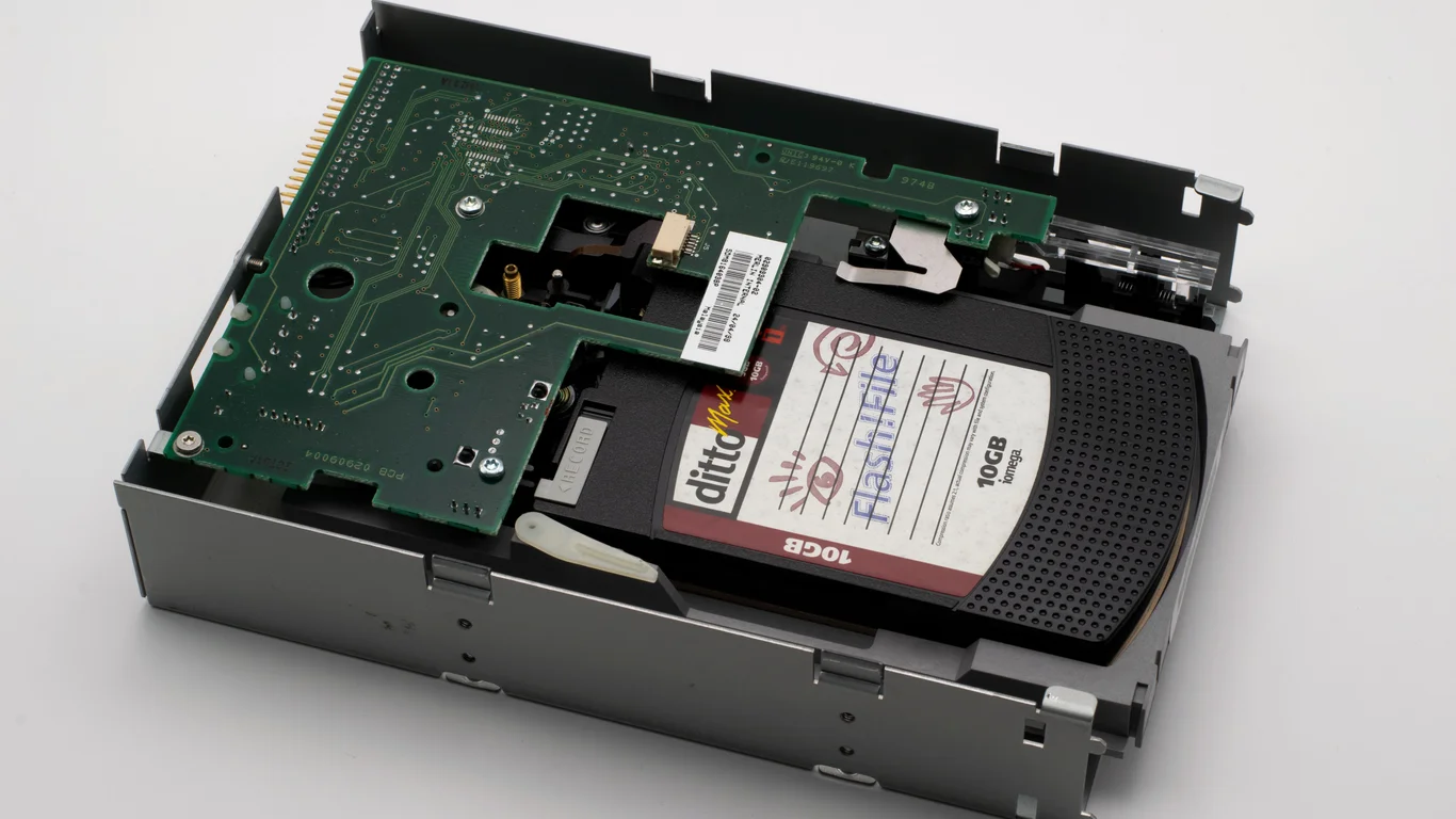 RAID 10 vs RAID 5 for a NAS: Performance vs Storage Efficiency